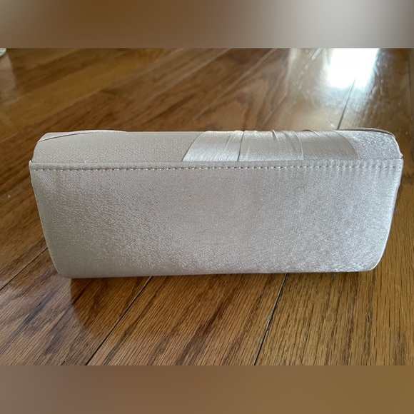 Gold champagne clutch purse with optional chain Perfect for Prom or Wedding - Picture 5 of 6